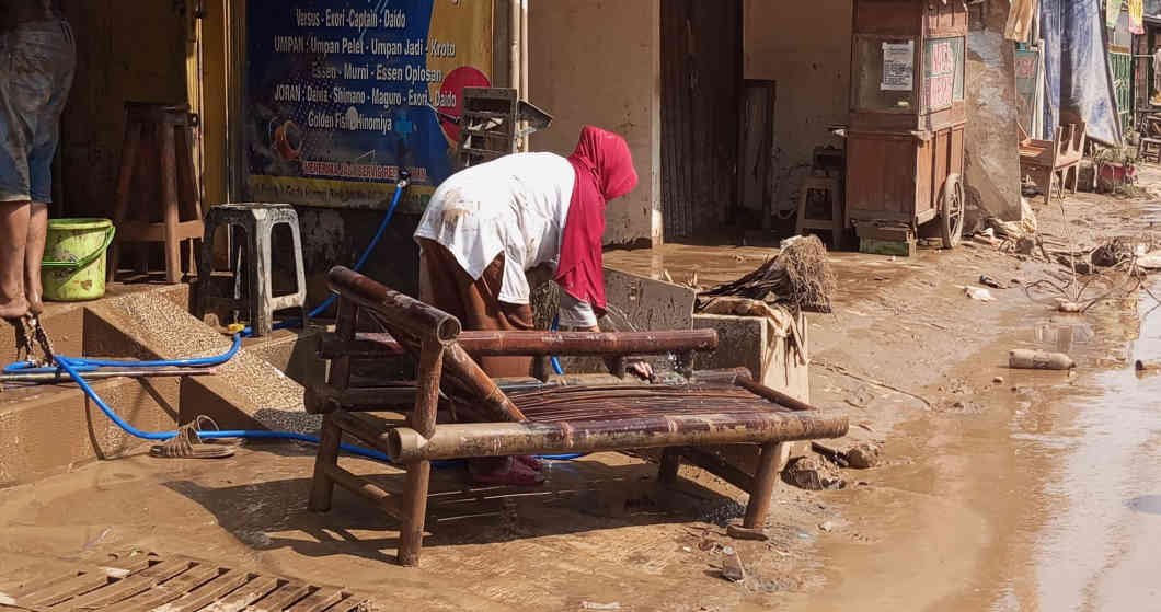 Warga Terdampak yang Terngah Membersihkan Lumpur, Kamis 6 Maret 2025- foto Rocky