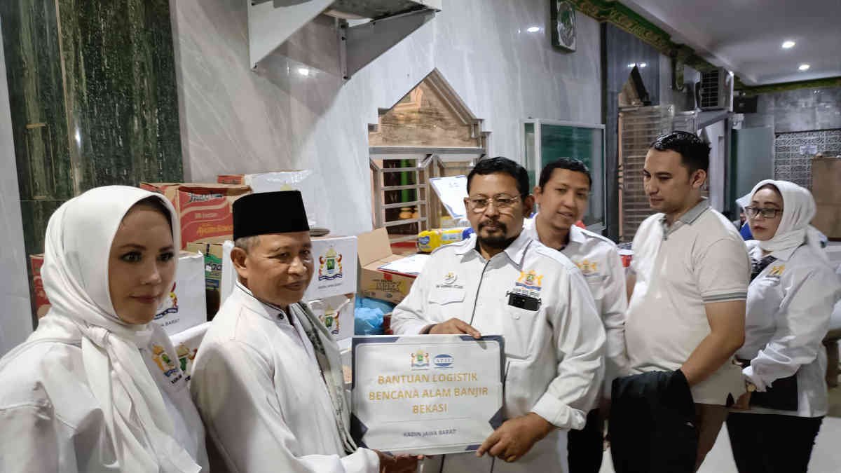 Kamar Dagang dan Industri (Kadin) Jawa Barat menyalurkan bantuan logistik bencana banjir Bekasi yang dibagikan ke warga terdampak di dititik lokasi berbeda, Minggu 9 Maret 2025