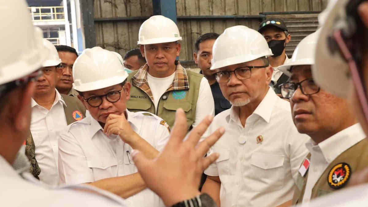 Menko Pangan Zulhas Gubernur Pramono didampingi Wali Kota Bekasi Tri Adhianto, melakukan kunjungan ke TPST Bantargebang, Rabu 19 Maret 2025 - foto doc