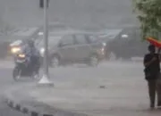 Lampung Dikepung Hujan Lebat Subuh Ini! Petir dan Angin Kencang Mengintai Hingga Pukul 06.30 WIB