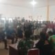 Foto: Ratusan warga geruduk Balai Pekon Sumanda meminta Muhidin lengser dari jabatannya sebagai kepala pekon, pada Jumat 11 April 2025, (foto_scv)