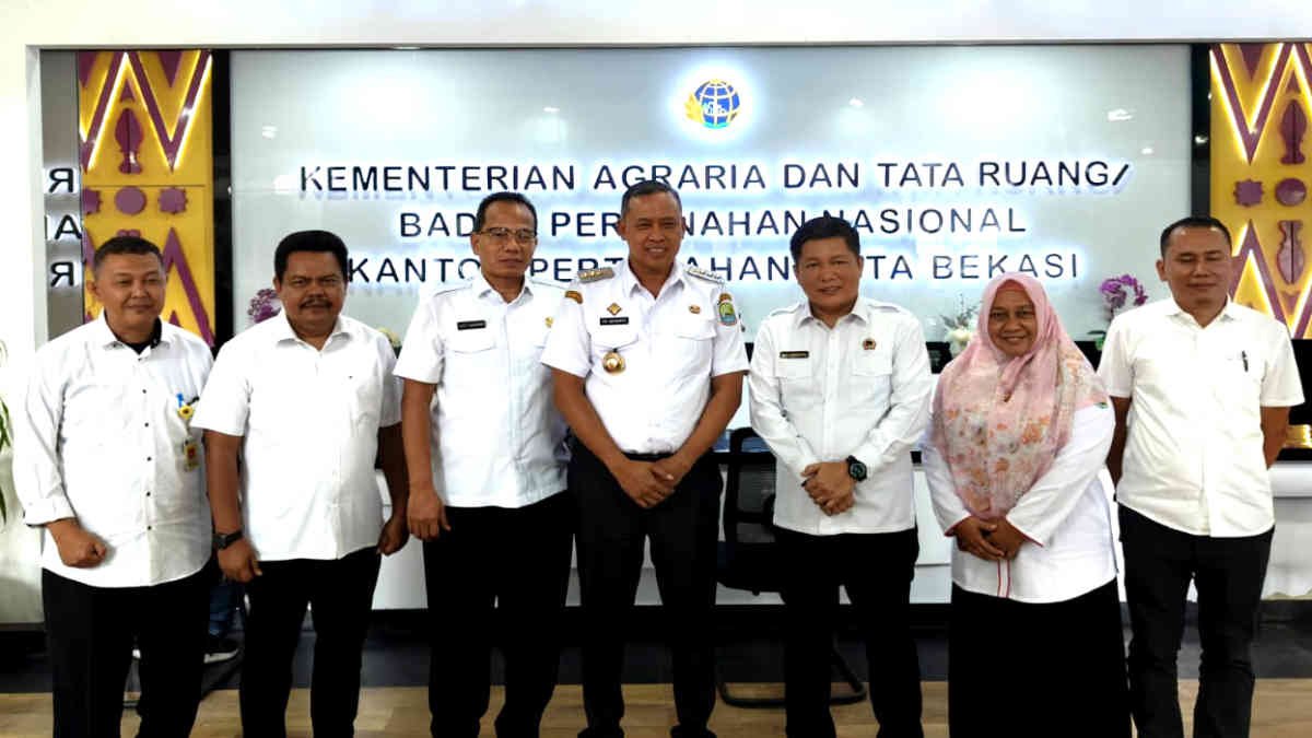Wali Kota Bekasi Tri Adhianto, foto bersama dengan Kakan BPN usai menggelar pertemuan singkat terkait penanganan Kali Bekasi, Rabu 9 April 2025 - foto Rocky