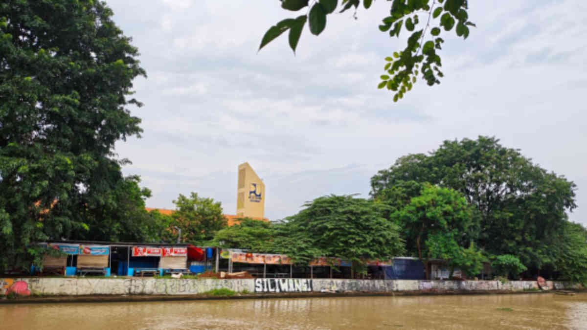 Konidisi bangunan liar di lahan milik PJT di Jalan Unisma, Bekasi Timur, Kota Bekasi terbiarkan, Senin 21 April 2025 - foto Rocky