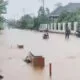Foto: Banjir juga memutus akses jalan Liwa-Ranau, hal itu Seperti video yang beredar Rabu (2/4/2025) petang, saat hujan deras Kepala Pekon Tanjungraya berdiri di tengah jalan yang tertutup air setinggi 1 meter.