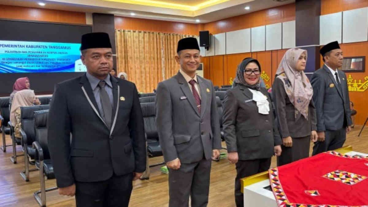 Bupati Tanggamus Saleh Asnawi melakukan pelantikan 5 pejabat administrator untuk mengisi beberapa poisisi, Jumat 25 April 2025
