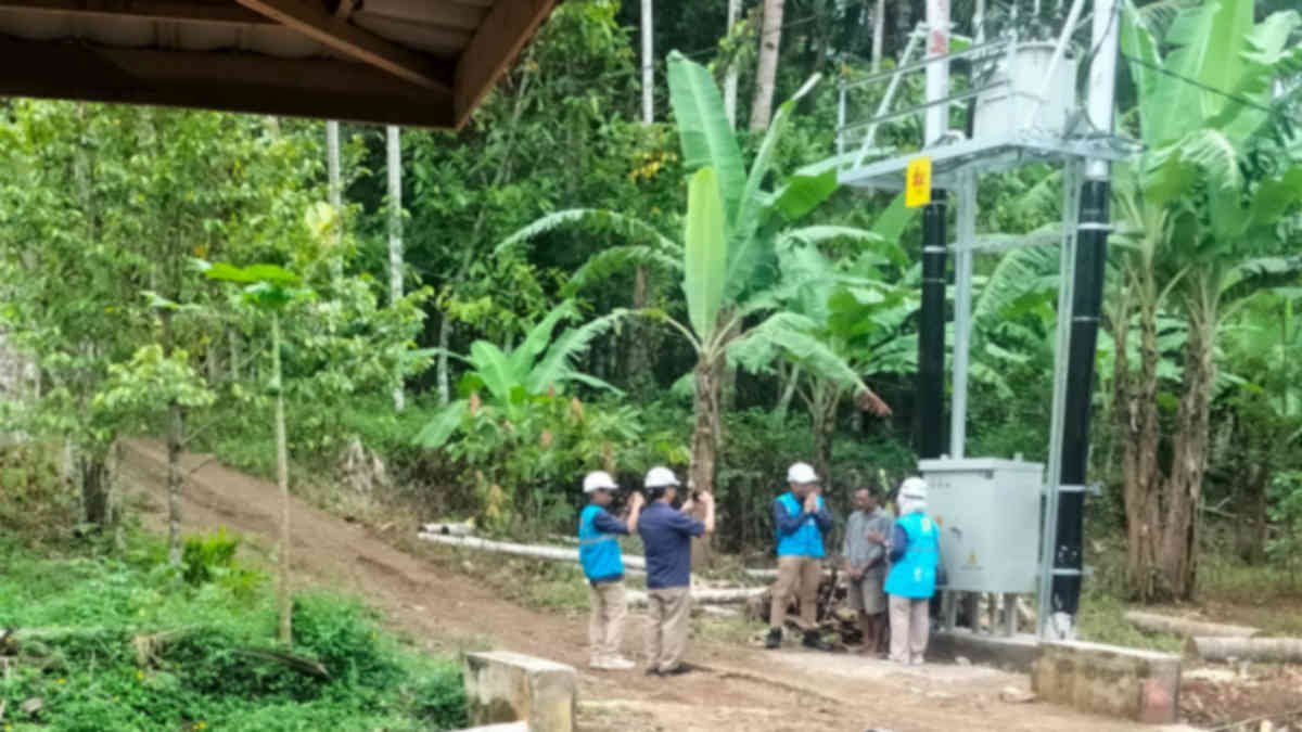 Foto: Gardu listrik brdiri di lahan depan rumah warga diduga tanpa izin, tanpa ganti rugi ataupun kompensasi, (foto_dr)