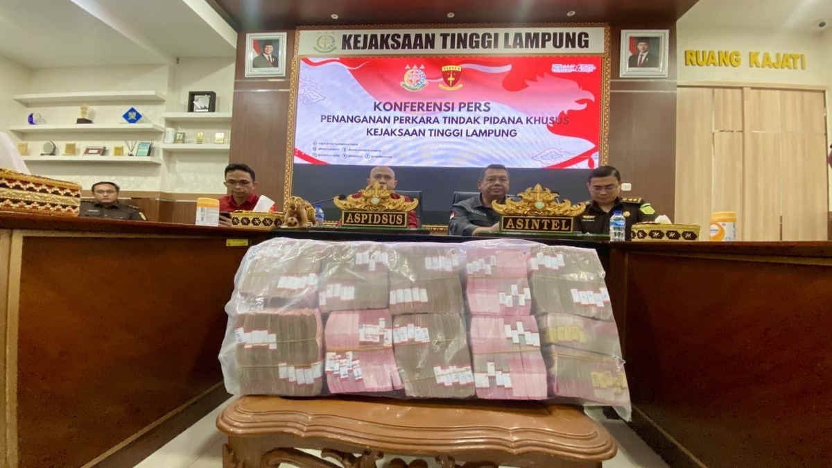 Foto: Kejati Lampung, dalam konfrensi pers pada Rabu 16 April 2025, dengan mengungkapkan modus pelaku dengan membuat laporan fiktif, (foto_kjl)