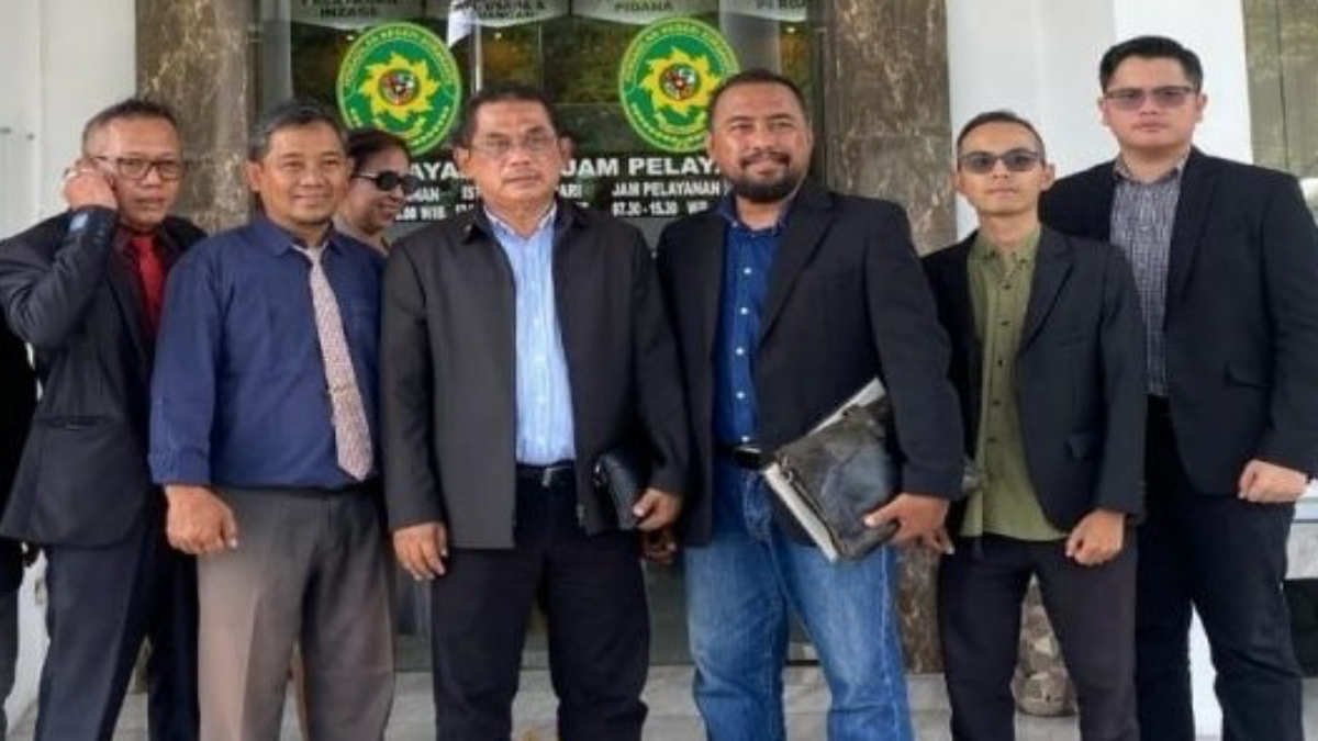 Foto: Zainal Mustofa (dua dari kiri) - foto doc ist.