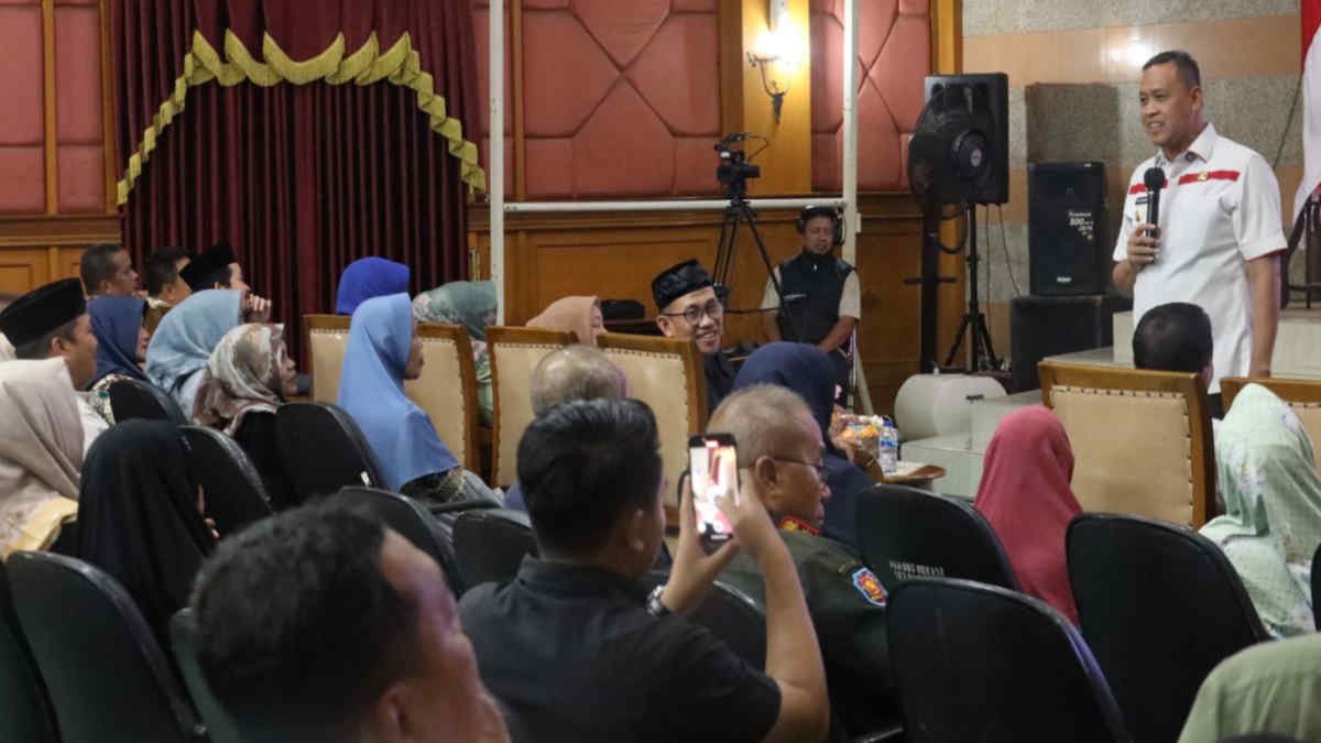 Wali Kota Bekasi Tri Adhianto luncurkan program 'Kota Bekasi Sayang Bunda' Satu pejabat wajib punya ibu asuh, Jumat 11 April 2025 - foto doc ist