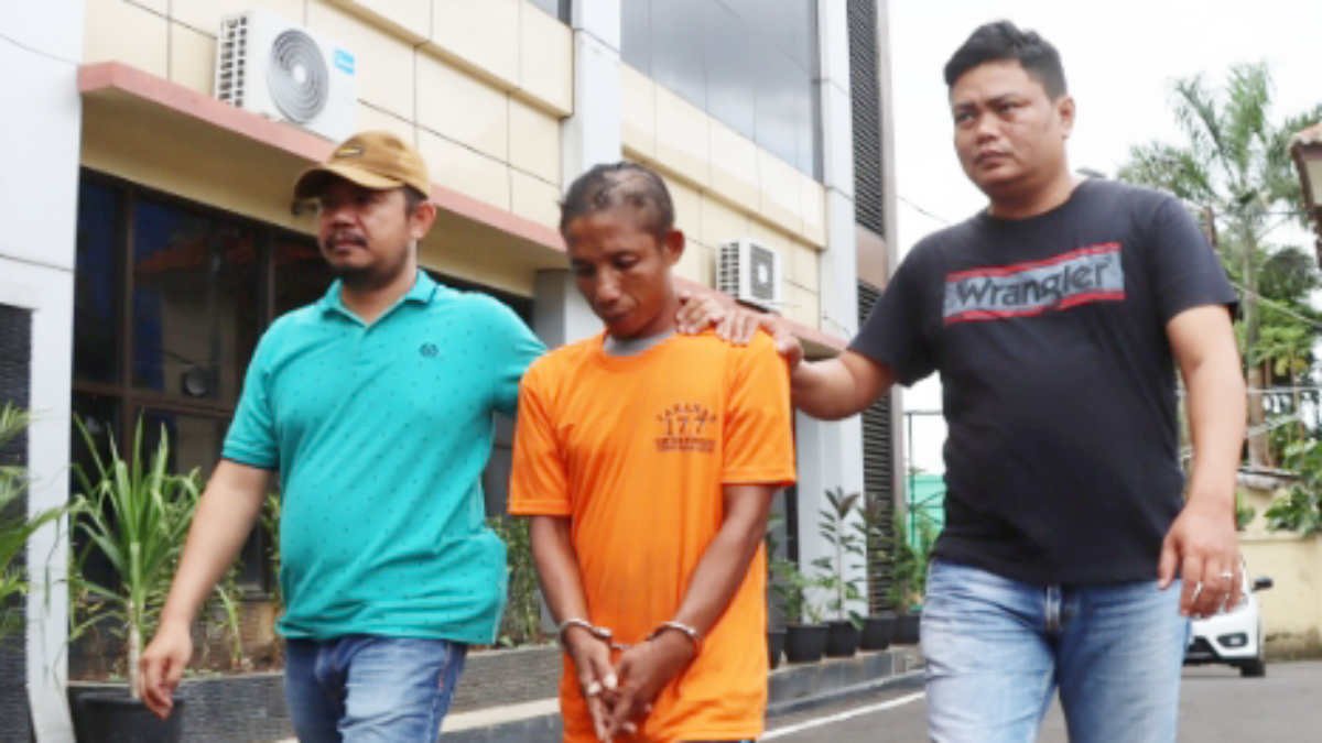 Foto: MM (47) residivis kasus pencabulan saat digiring polisi di Mapolresta Bandar Lampung, pada Sabtu 5 April 2025, (foto_dok mps)