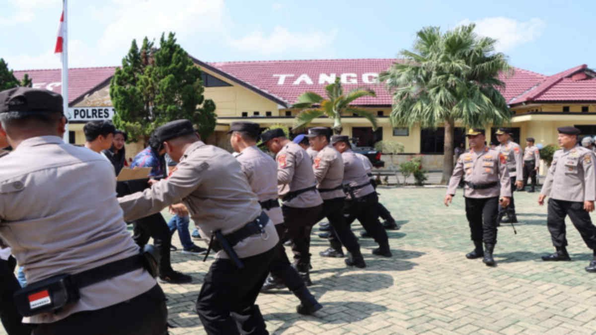 Foto: Suasana simulasi pengamanan unjuk rasa menjelang Hari Buruh Internasional (May Day) 1 Mei di lapangan Mapolres Tanggamus, pada Rabu 30 April 2025, (foto_hms)