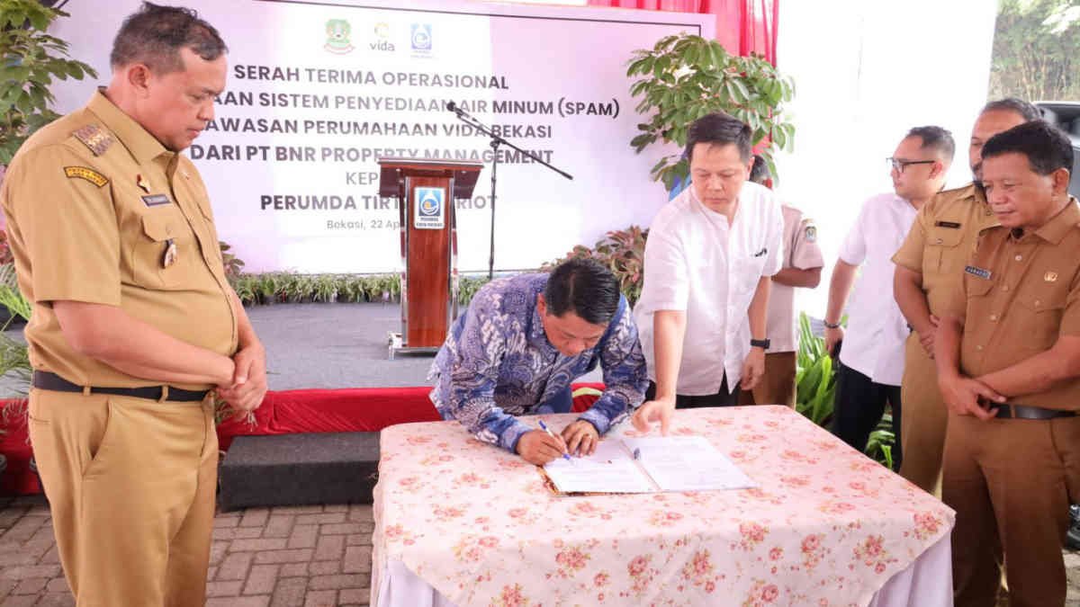 Wali Kota Bekasi Tri Adhianto menyaksikan penyerahan SPAM milik Via ke Perusda Tirta Patriot, Selasa 22 April 2025 - foto doc Ist