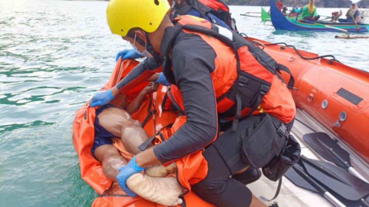 Foto: Tim Basarnas Tanggamus saat mengevakuasi korban Casmita (45) yang ditemukan mengapung di laut Umbar dengan keadaan tak bernyawa, Kamis 3 April 2025, (foto_dok)