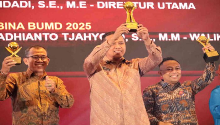 Keren! Wali Kota Bekasi Tri Adhianto Dinobatkan Top Pembina BUMD 2025