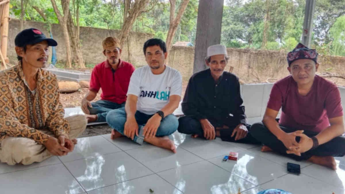 Kang Abel (pokok Kanan) bersama sesepuh saat berada di salah satu dari 7 sumur terduga cagar budaya di wilayah Kranggan, Jatisampurna, Kota Bekasi - foto doc