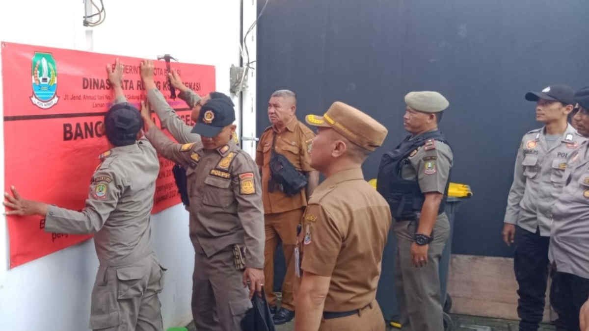 Distaru Kota Bekasi menyegel bangunan kafe dan resto Makmur Bahagia di Pekayon, Bekasi Selatan, Senin 14 April 2025 - foto doc ist