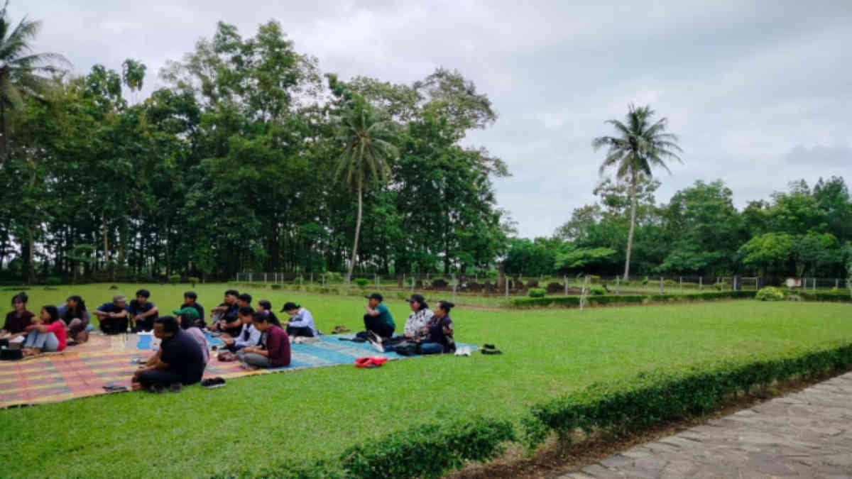 Pengunjung bersantai di depan salah situs di lokasi taman purbakala Pugung Raharjo, Sekampung Udik, Lampung Timur, Jumat 4 April 2025- foto Jali