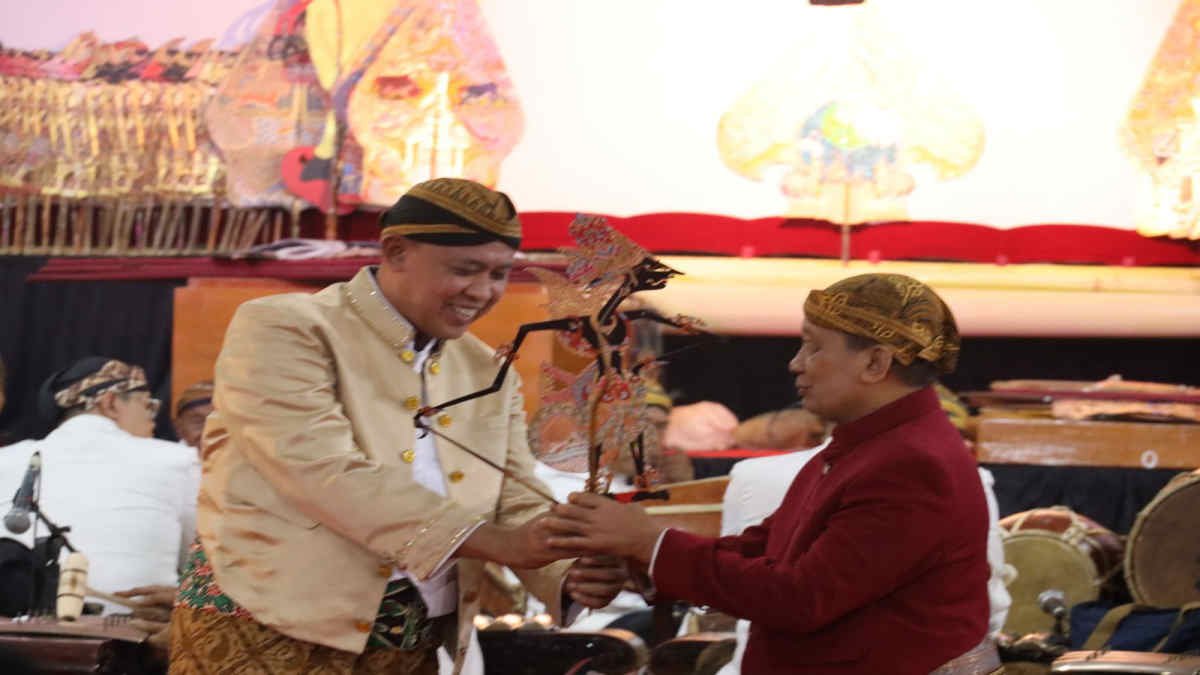 wali Kota Bekasi Tri Adhianto bersama Dalang Ki Gunarto Gunotalijendro saat pagelaran Wayang Kulit Milenial dalam rangka HUT Kota Bekasi ke-28, Sabtu 12 April 2025 malam