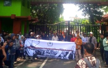 Geruduk Kantor Wali Kota, Pedagang Bantaran di Kalimalang Klaim Miliki Izin