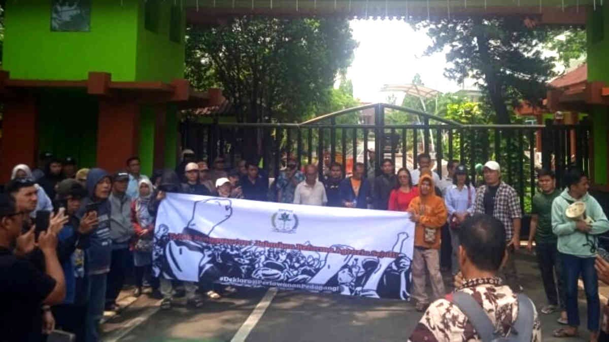 Aksi pedagang samping Kalimalang Unisma menolak disebut pedagang liar, Rabu 7 Mei 2025- foto doc ist