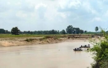 Aktivitas tambang ilegal di sekitaran jembatan kembar, Buyut, Lampung Tengah terbiarkan, meski terlihat disekitar lokasi kerusakan alam tersebut, Senin 5 Mei 2025 - foto Onyenk