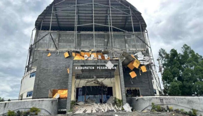 Ornamen Depan Gedung DPRD Pesawaran Ambrol, Pertanda Apa?