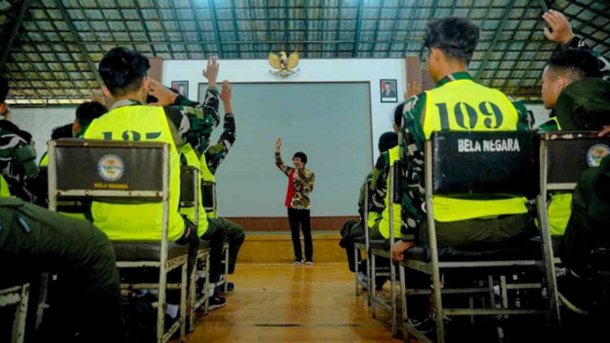 Ketua Lembaga Perlindungan Anak Indonesia (LPAI), Seto Mulyadi, meninjau langsung pelaksanaan Pendidikan Karakter Panca Waluya di Dodik Bela Negara Rindam III/Siliwangi, Cikole, Lembang, Kabupaten Bandung Barat, Sabtu (10/5/2025).