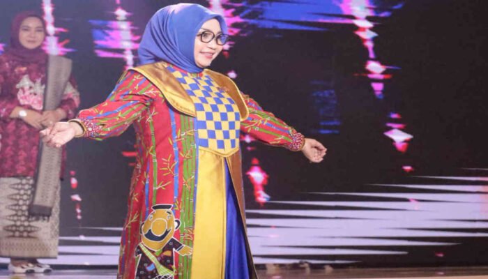 Ketua Dekranasda Bekasi Tampil Memukau dengan Batik Motif Bambu dan Mpok Asih di Munas APEKSI