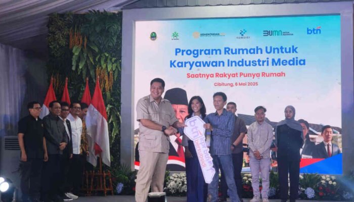 Menteri PKP Serahkan Kunci 100 Rumah Subsidi untuk Pekerja Media dan Wartawan di Cibitung