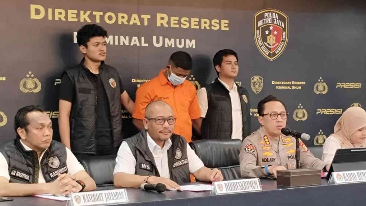 Direktur Reserse Kriminal Umum Polda Metro Jaya, Kombes Pol. Wira Satya Triputra saat konferensi pers di Jakarta, pengungkapan pembunuhan wanita muda di Penginapan Transit Cibitung, Bekasi, Rabu (30/4/2025)
