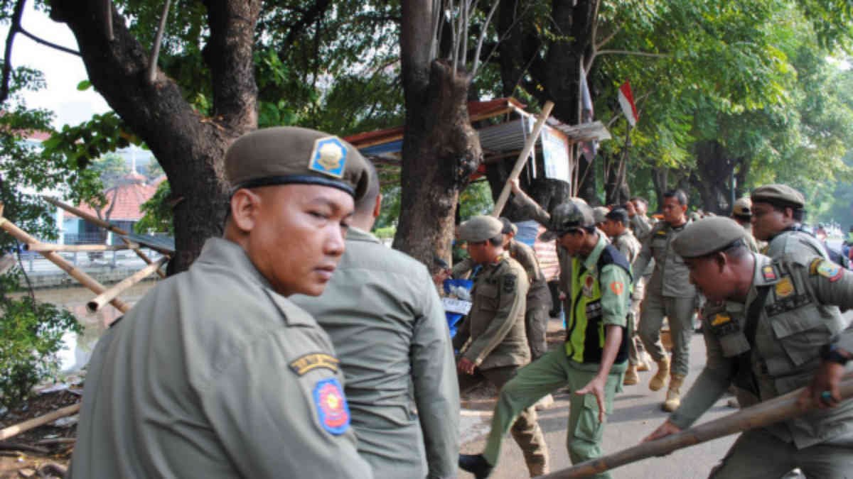 Satpol PP dan di bantu unsur TNI/POLRI, Satlinmas, Dishub,Dinas BMSDA dan DLH melakukan penertiban Bangunan Liar di area Kampung 200 sepanjang Jalan Kemakmuran Margajaya Bekasi Selatan, Jumat 9 Mei 2025.- foto doc ist