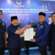 Foto: Penyerahan SK oleh Ketua DPW NasDem Lampung Herman HN kepada Kurnain sebagai Ketua DPD NasDem Tanggamus di sekretariat NasDem Lampung, pada Rabu 21 Mei 2025, (foto_dok Nasdem)
