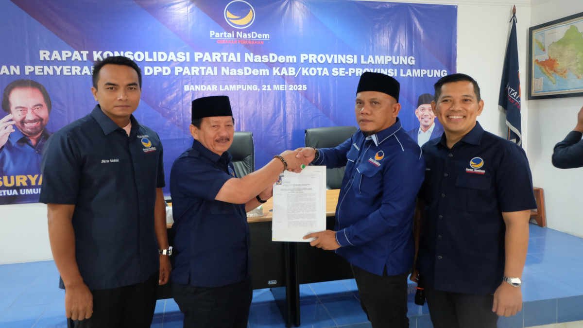 Foto: Penyerahan SK oleh Ketua DPW NasDem Lampung Herman HN kepada Kurnain sebagai Ketua DPD NasDem Tanggamus di sekretariat NasDem Lampung, pada Rabu 21 Mei 2025, (foto_dok Nasdem)