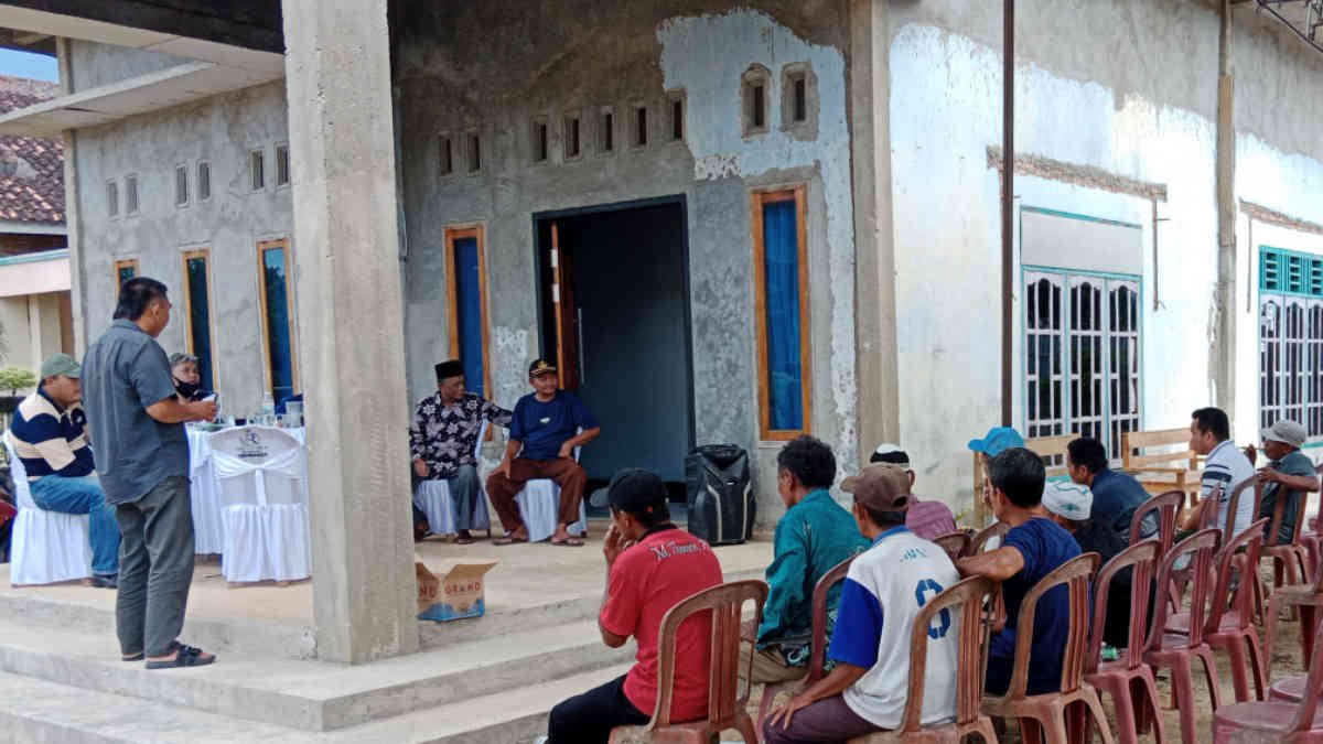 Foto: Pertemuan tim dari kantor hukum Red Justicia Law Firm bersama koordinator umum tim penyelesaian lahan eks TDA dengan warga pemohon di kampung Karang Jawa, pada Minggu 19 Mei 2025.