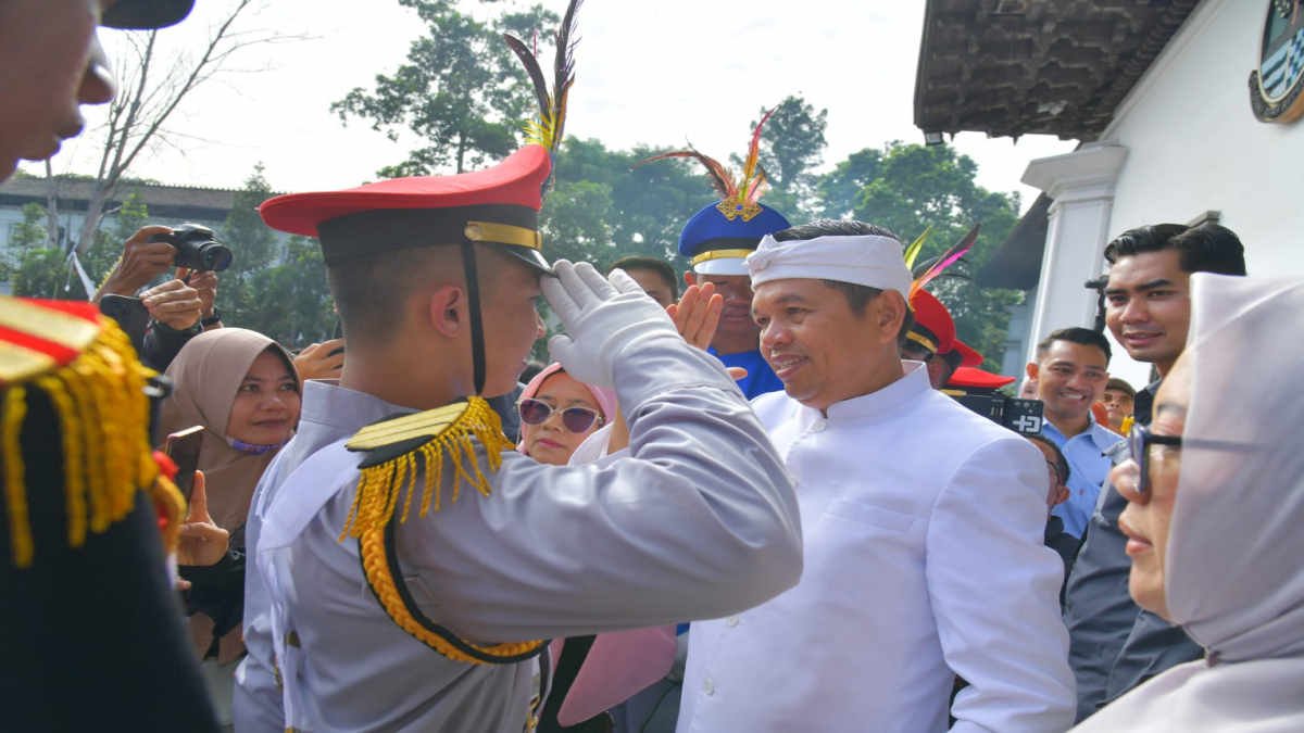 Foto: Suasana haru pun menyeruak ketika sejumlah siswa bela negara bertemu orangtua dan keluarga setelah kurang lebih 18 hari digembleng di barak militer.