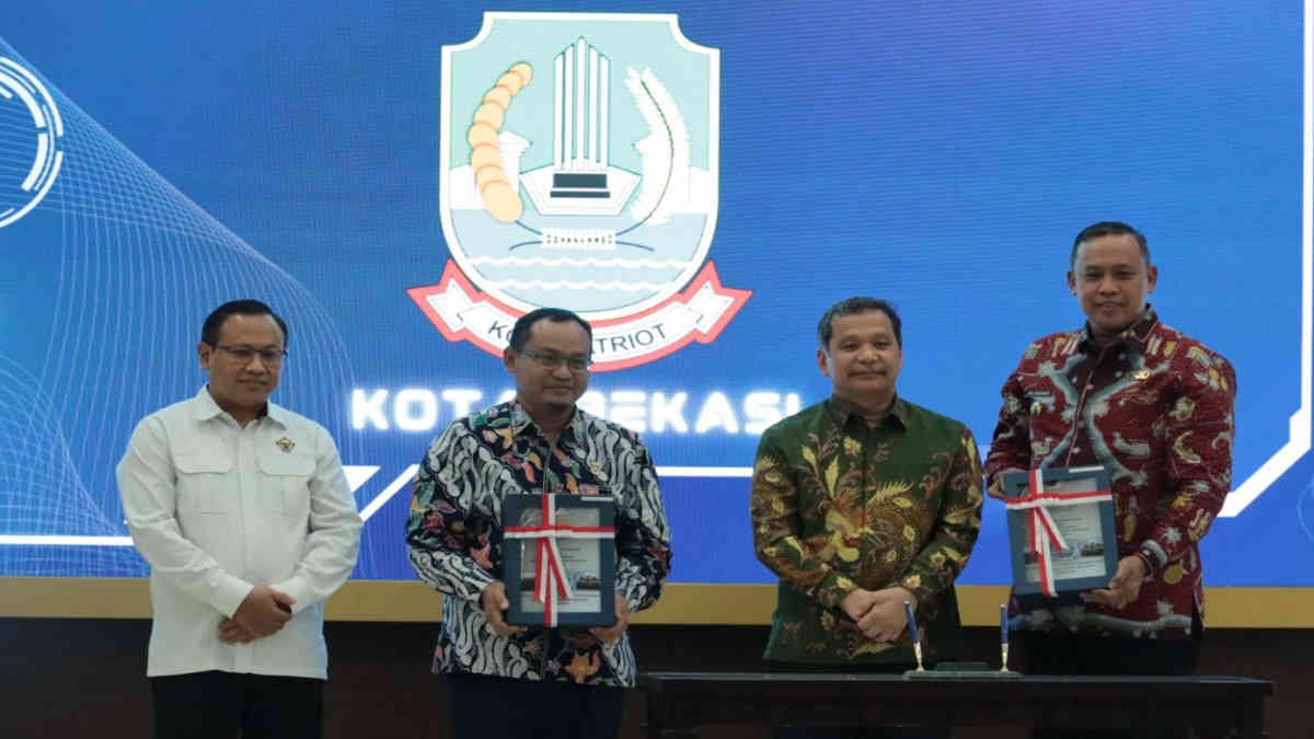 Ketua DPRD Kota Bekasi, Sardi Effendi bersama Wali Kota Bekasi, Tri Adhianto menerima hasil Laporan Keuangan Pemerintah Daerah Tahun 2024 yang meraih Opini Wajar Tanpa Pengecualian (WTP) dari Badan Pemeriksa Keuangan Republik Indonesia (BPK RI) Perwakilan Provinsi Jawa Barat, Senin 26 Mei 2025 - foto doc ist