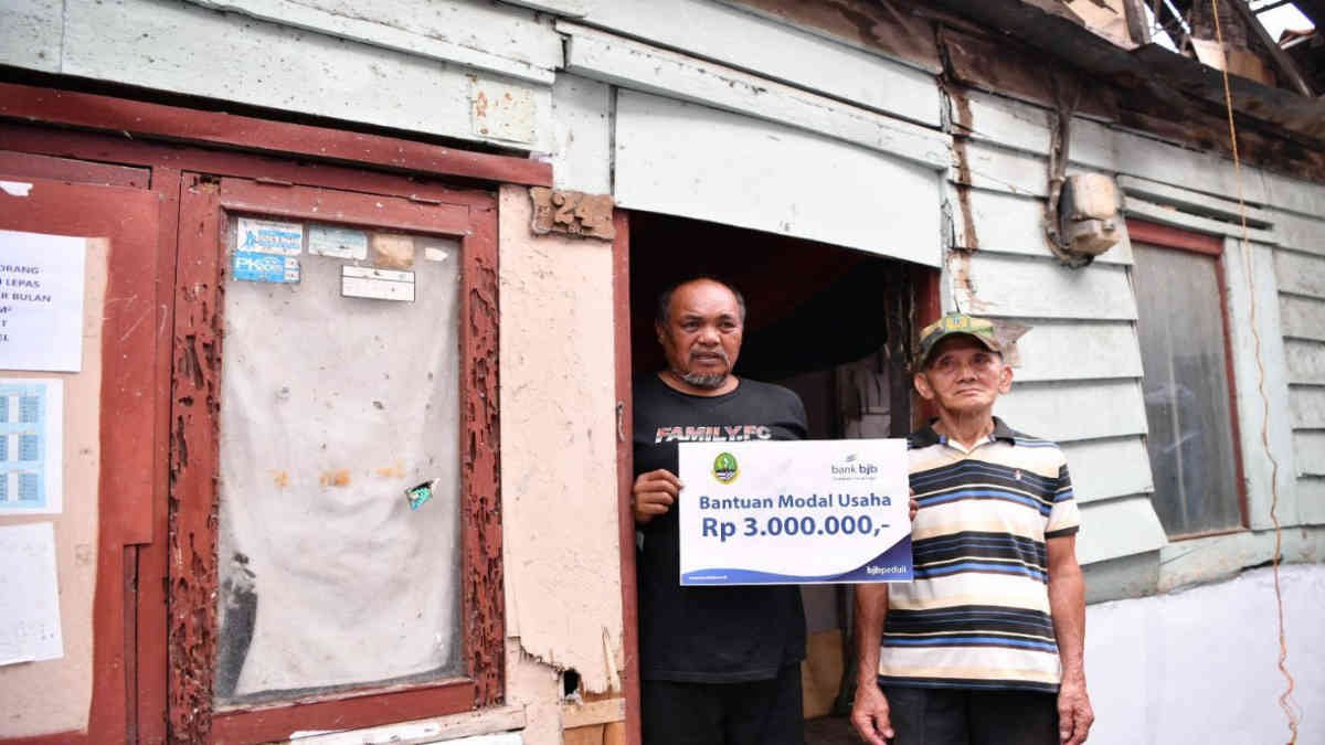 Kick Off Renovasi Rumah program Bebenah Kampung Menteri Perumahan dan Kawasan Permukiman Republik Indonesia di Jalan Pagarsih, Jamika, Bojongloa Kaler, Kota Bandung, Sabtu (3/5/2025)