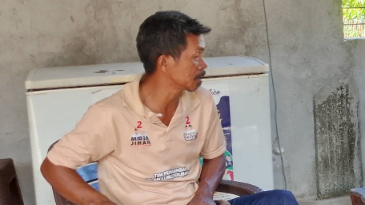 Foto: Supriono warga Pekon Atar Lebar, Kecamatan Bandar Negeri Semuong, Tanggamus saat diwawancarai oleh wartawan, pada Senin 5 Mei 2025