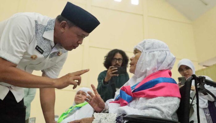 Lepas 420 CJH Bekasi, Tri Adhianto: Jaga Kekompakan, Saling Bantu dan Jadikan Ladang Kebaikan!