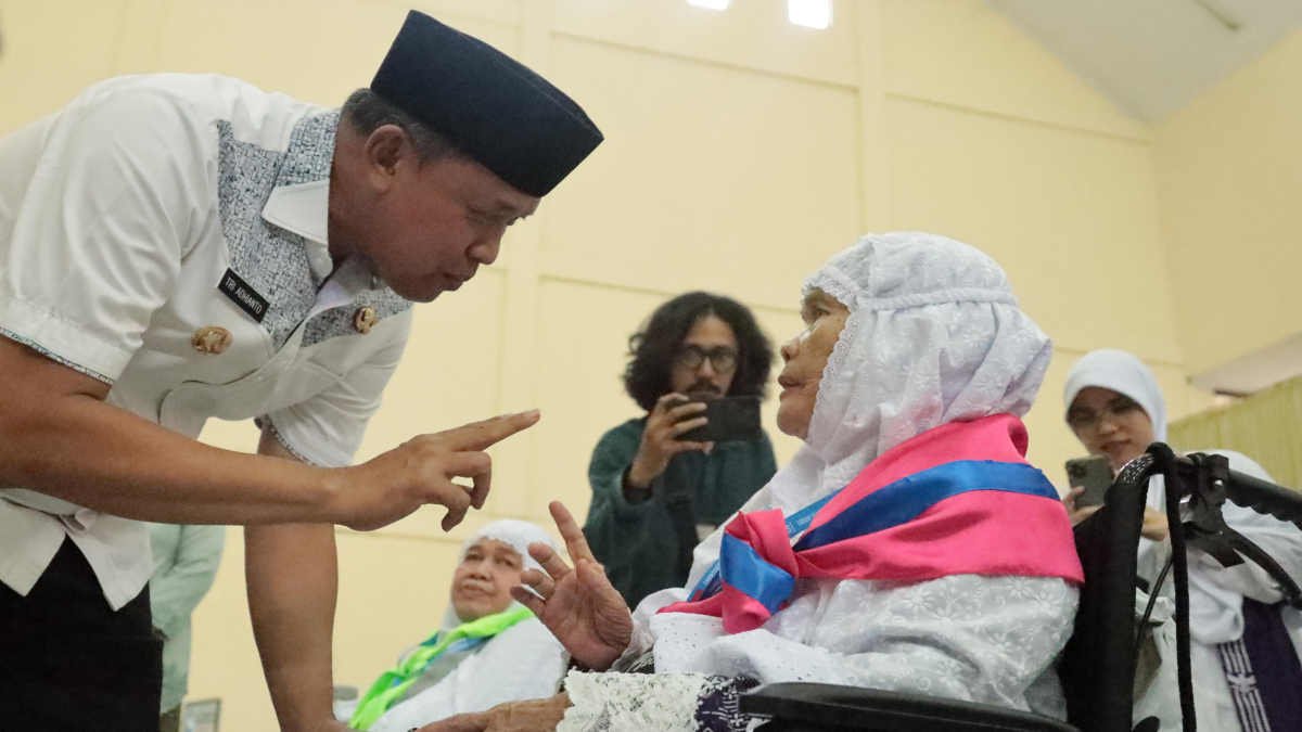 Wali Kota Bekasi, Dr. Tri Adhianto, secara resmi melepas keberangkatan 420 calon jamaah haji Kota Bekasi dari kloter pertama pada Jumat, 2 Mei 2025.