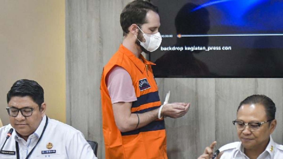 Foto: Tersangka kasus memproduksi video pornografi yang merupakan warga negara asing, TK dihadirkan saat sesi konferensi pers pengungkapan kasus tersebut di Gedung Ditjen Imigrasi, Jakarta, 21 Mei 2025. foto doc ist