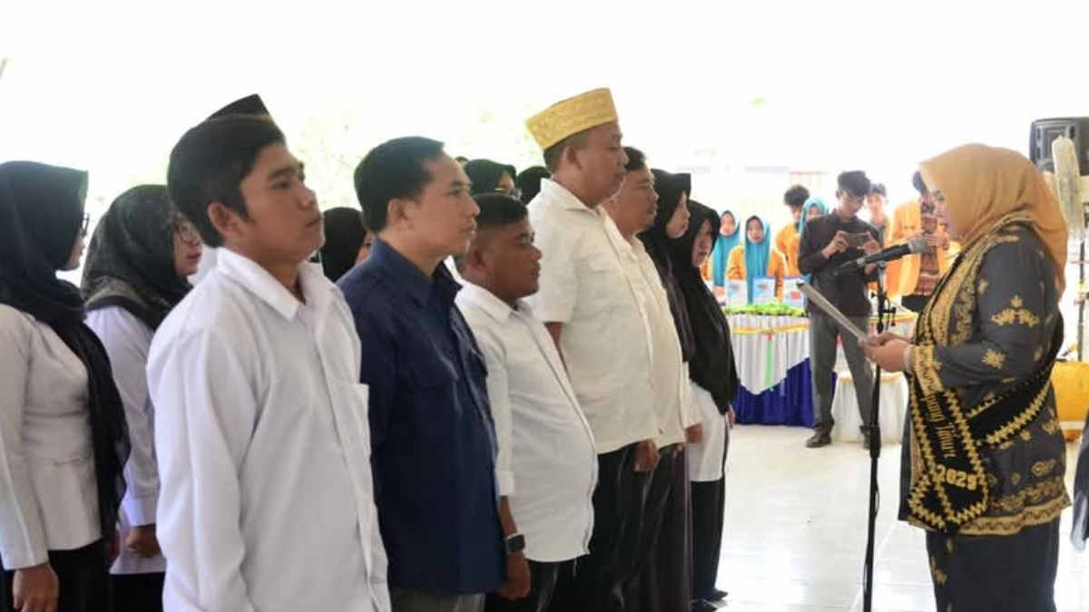 Bunda Literasi Lampung Timur Huzaimah Azwar mengukuhkan kepengurusan Forum Penggiat Literasi masa bhakti 2025-20230 sekaligus melaunching buku karya salah satu peserta didik Madrasah Aliyah (MA) Muhammadiyah Purbolinggo di BPU Kecamatan Sekampung, pada Rabu (07/05/2025.