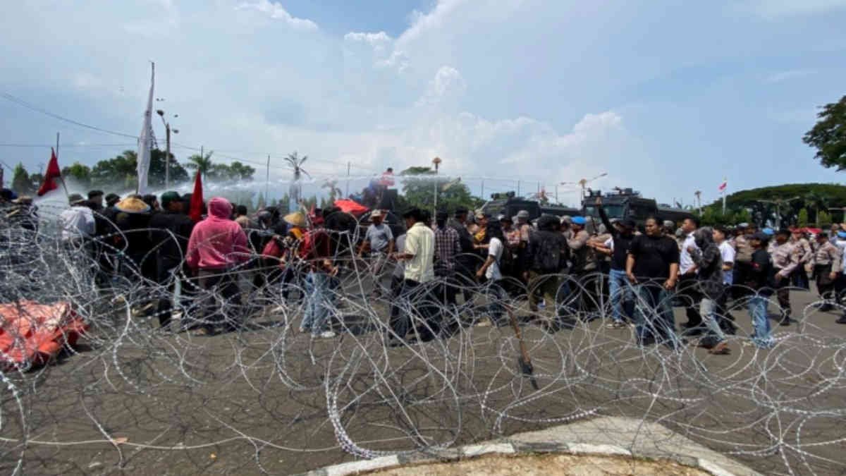 Suasana aksi demo di Gedung Gubernur Lampung oleh aliansi petani singkong di Lampung, pada 5 Mei 2025 menuntut terkait harga singkong.- foto Soemantri