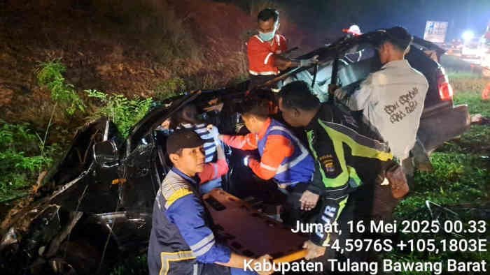 kondisi kendaraan anggota DPRD Lampung saat mengalami kecelakaan di tol JTTS wilayah Tulang Bawang Barat, pada pukul 00.00 WIB, Jumat 16 Mei 2025 - foto doc ist