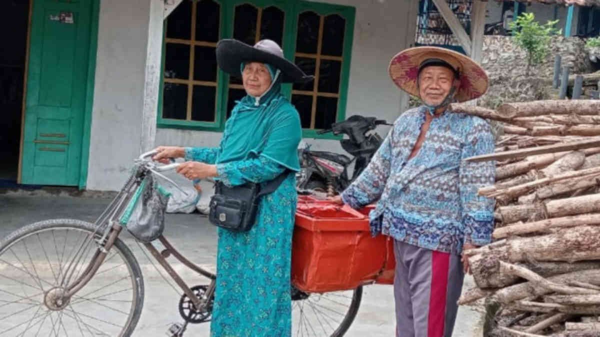 Pasangan suami istri Desa Pasedan Kecamatan Bulu, Kabupaten Rembang, Jawa Tengah ini hanya berprofesi sebagai pedagang keliling pentol Bakso di daerahnya akhir bisa ke baitullah setelah 27 tahun menabung.