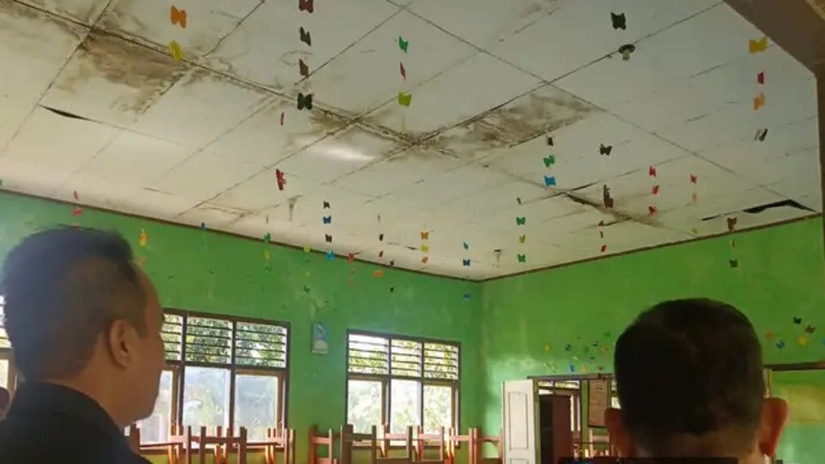 Sidak Komisi IV DPRD Tanggamus menemukan guru SMPN 3 Tanggamus sebulan masuk dua kali, dan kondisi dua lokal rusak parah, guru honor belum digaji sejak awal tahun - foto doc ist