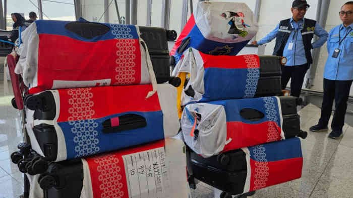 PPIH Arab Saudi Daker Bandara membawa 9 koper usai 100 slop rokok yang terdapat di dalamnya disita pihak bea cukai Saudi, Rabu (14/5/2025). (Foto:Warijan/MCH 2025).