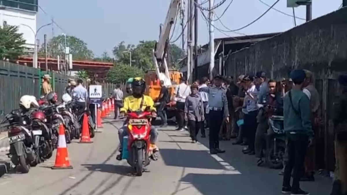 CIptakan kenyamanan, kawasan stasiun kereta api Indonesia (KAI) Bekasi, dilakukan penertiban dengan melibatkan lintas instansi, Senin 5 Mei 2025 - foto Rocky