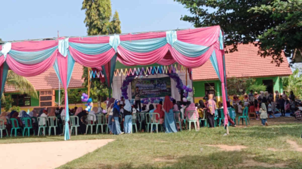 Foto: Kepala SDN 1 Sukajaya, Kasrun saat menyampaikan sambutan di acara pelepasan siswa-siswi kelas VI, pada Selasa, 10 Juni 2025