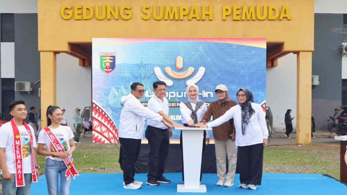 Aplikasi Lampung-In secara resmi diluncurkan oleh Wakil Gubernur Lampung, Jihan Nurlela didampingi Staf Khusus Kepresidenan Hera Nugrahayu, di Lapangan PKOR Way Halim, Minggu (15/6/2025)
